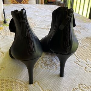 Tahari boot shoes black